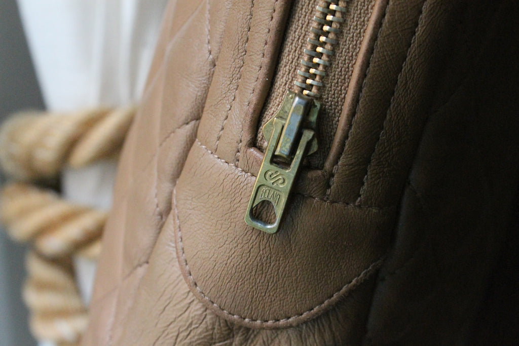 Chanel sac à main modèle Caméra en cuir beige