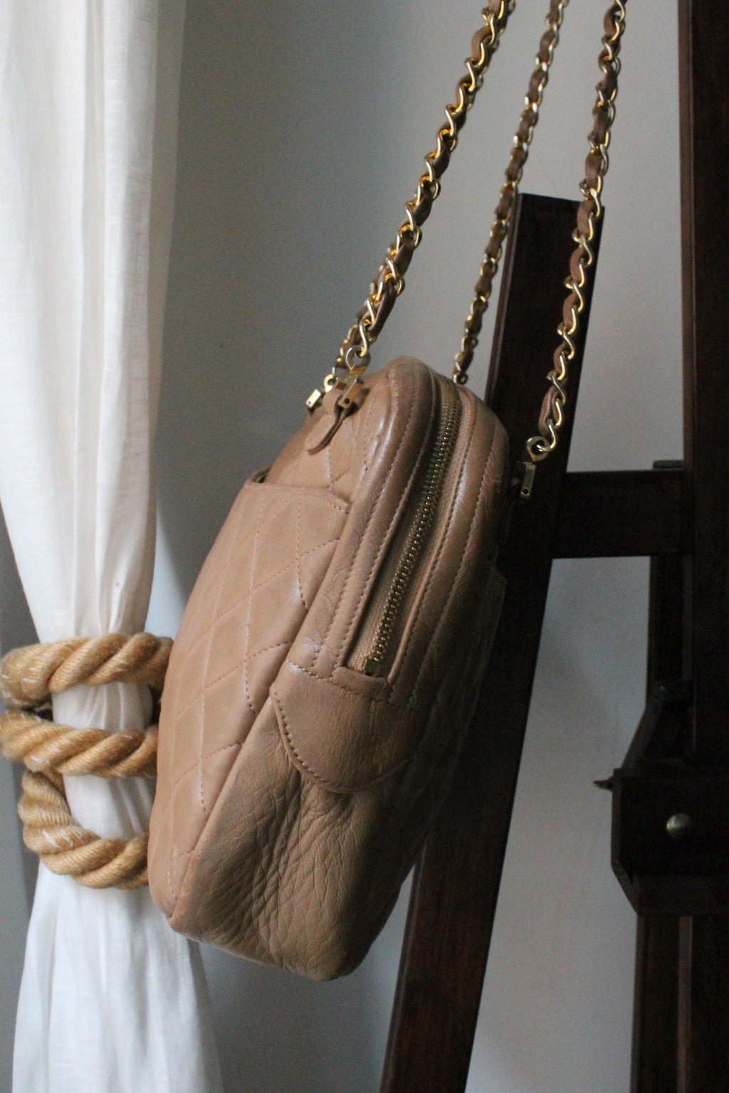 Chanel sac à main modèle Caméra en cuir beige