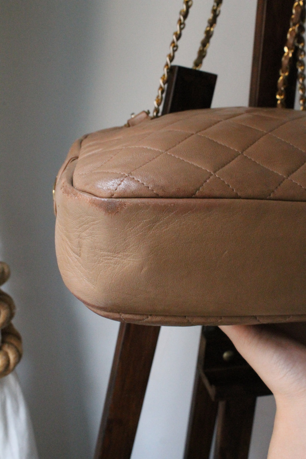 Chanel sac à main modèle Caméra en cuir beige