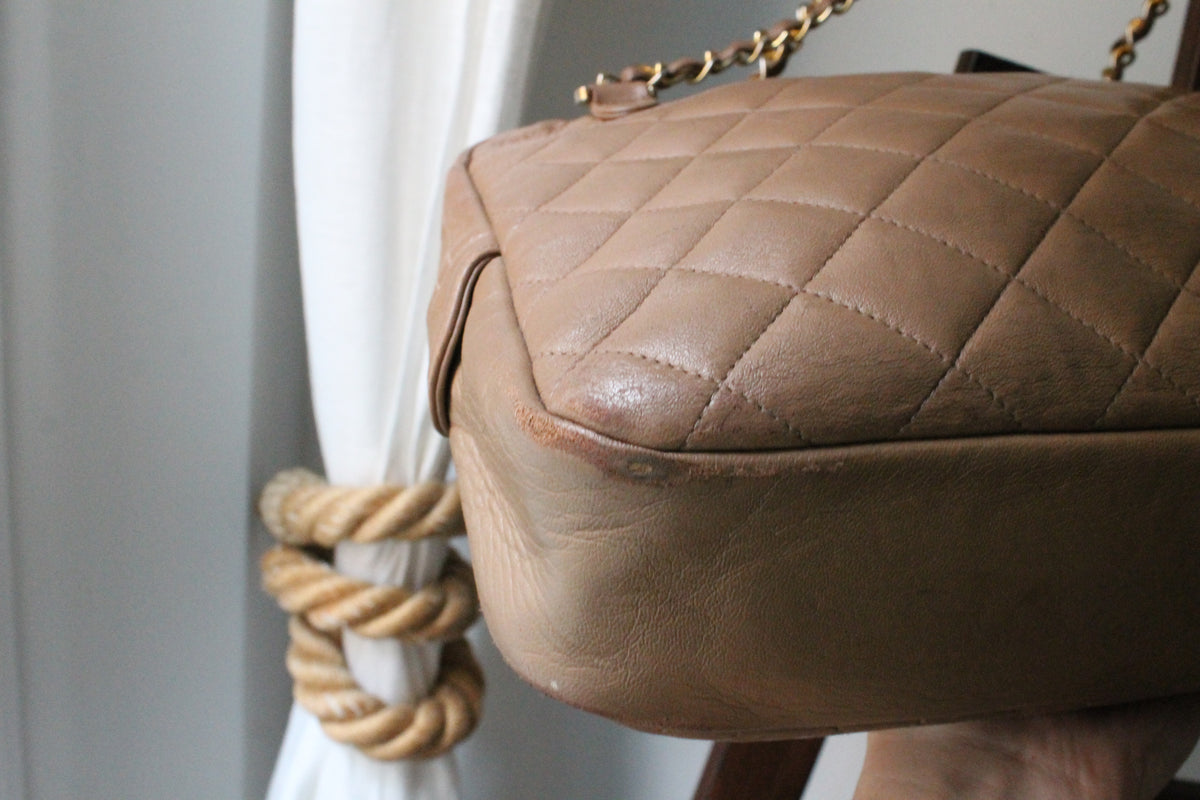 Chanel sac à main modèle Caméra en cuir beige