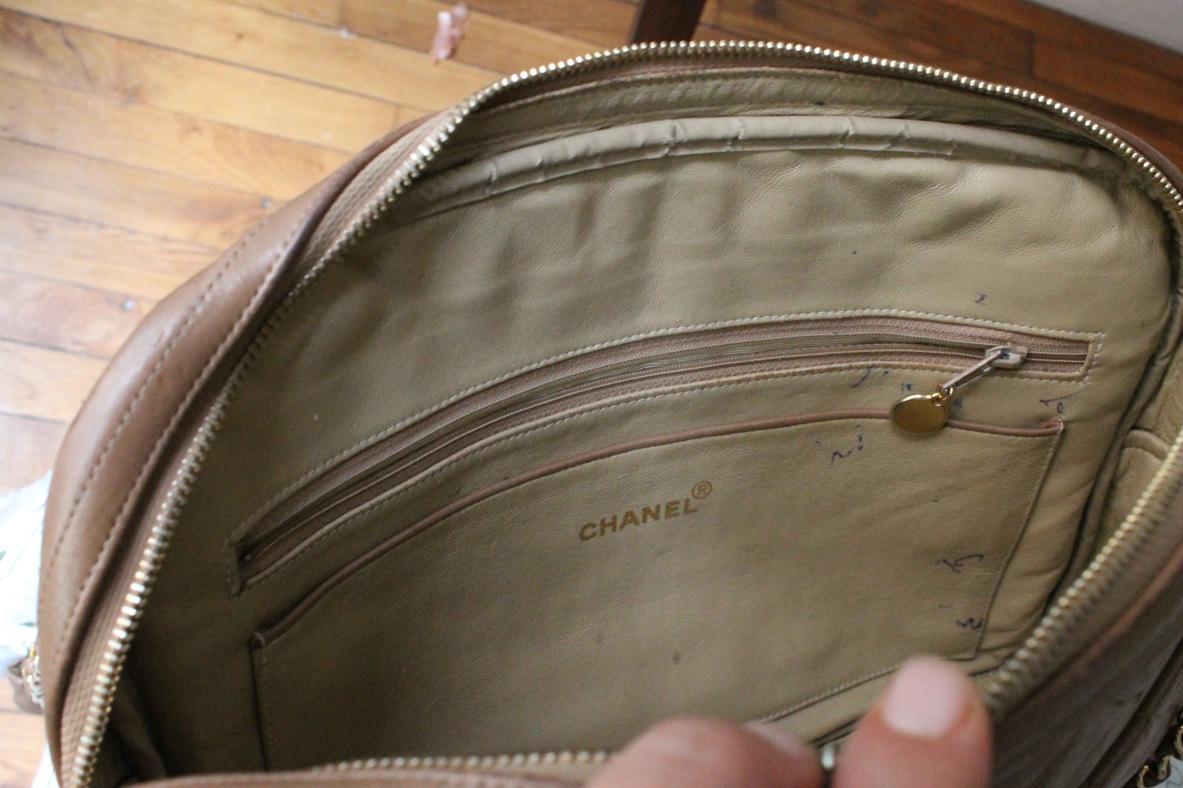Chanel sac à main modèle Caméra en cuir beige