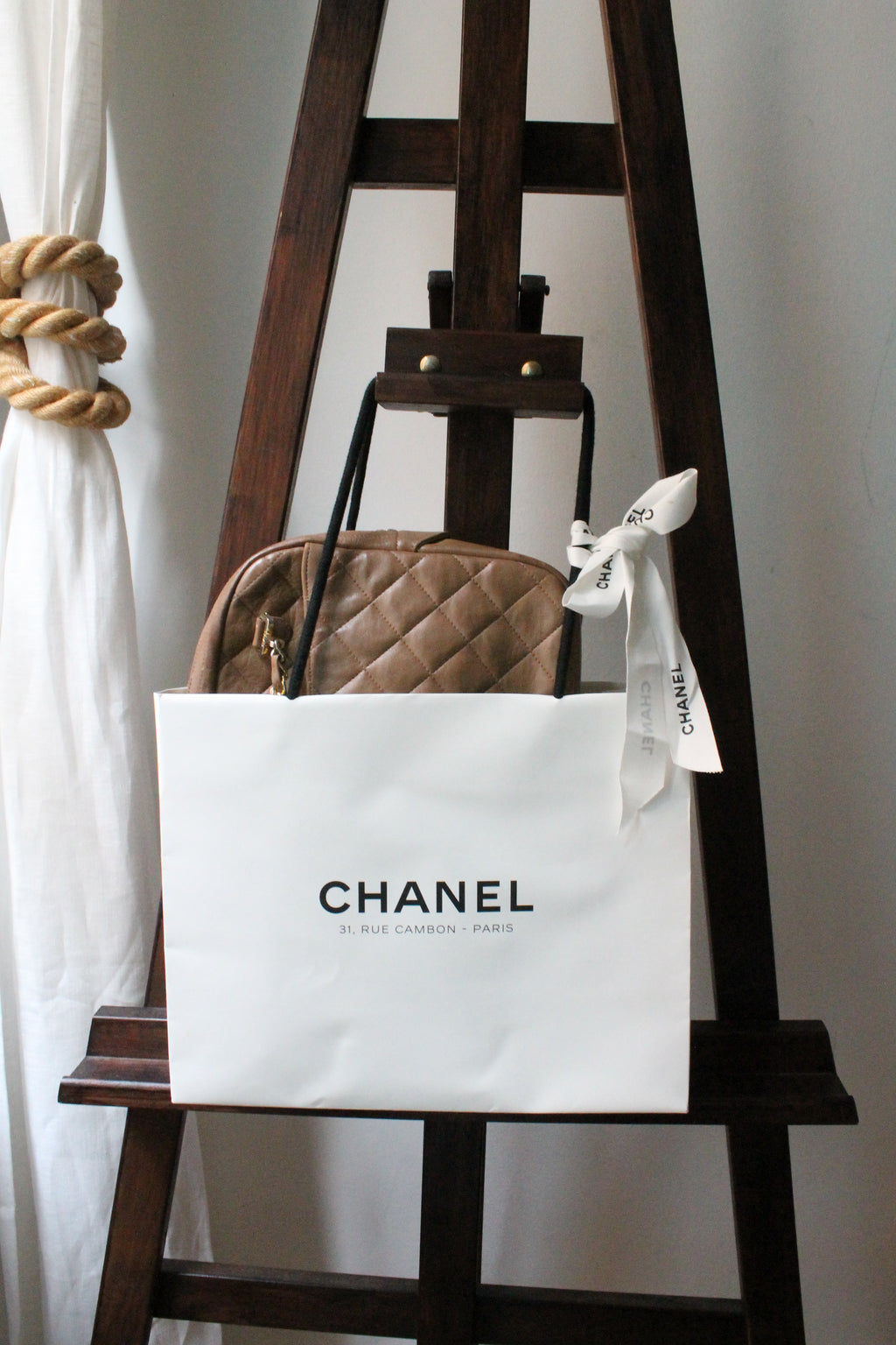 Chanel sac à main modèle Caméra en cuir beige