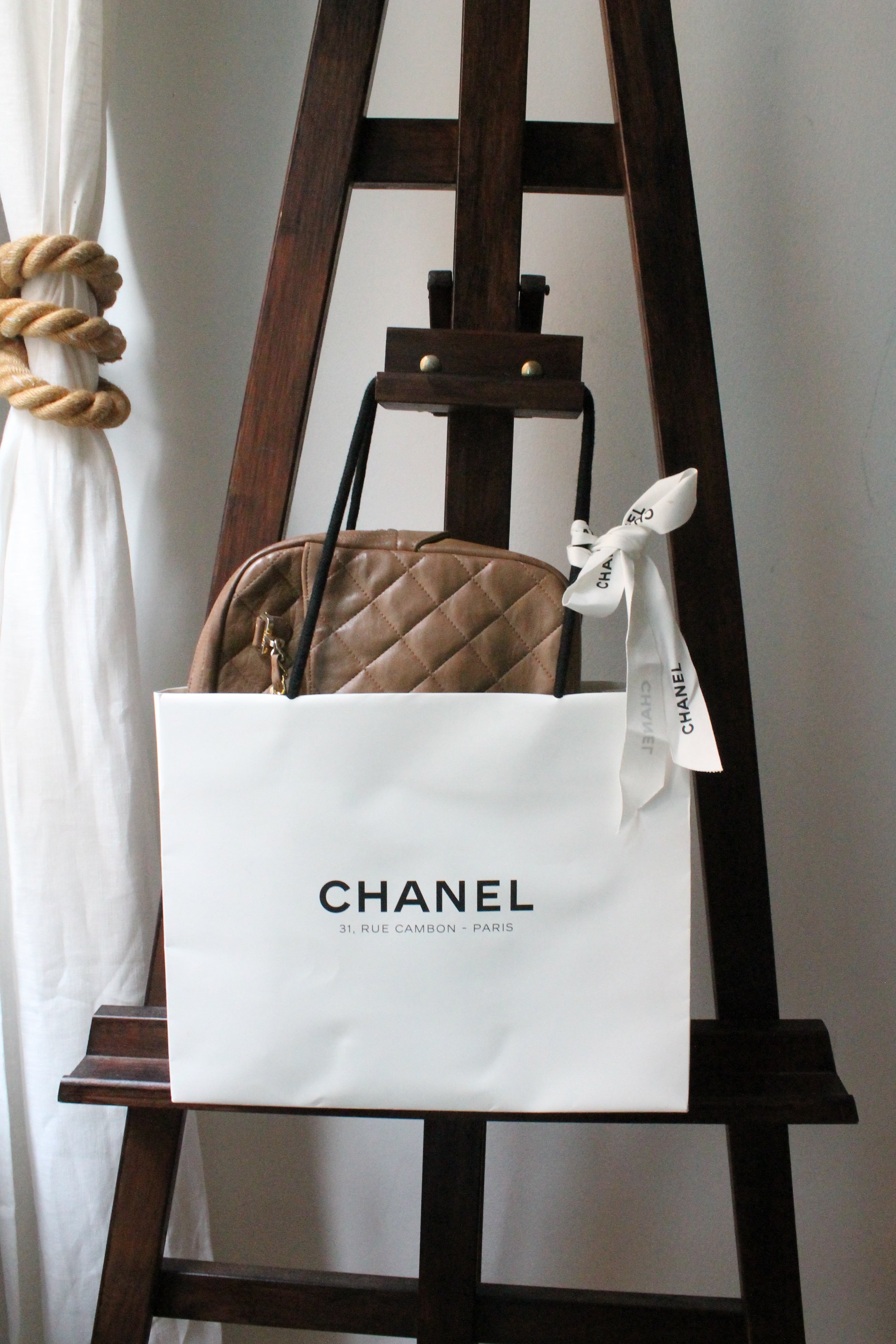 Chanel sac à main modèle Caméra en cuir beige