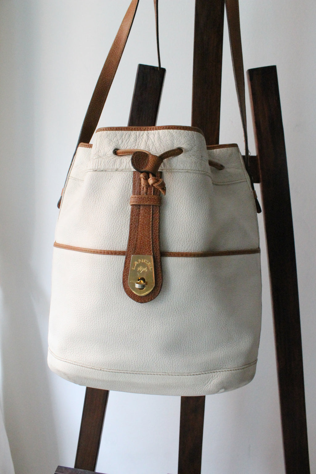 Sac à main Lancel modèle seau en cuir blanc et marron