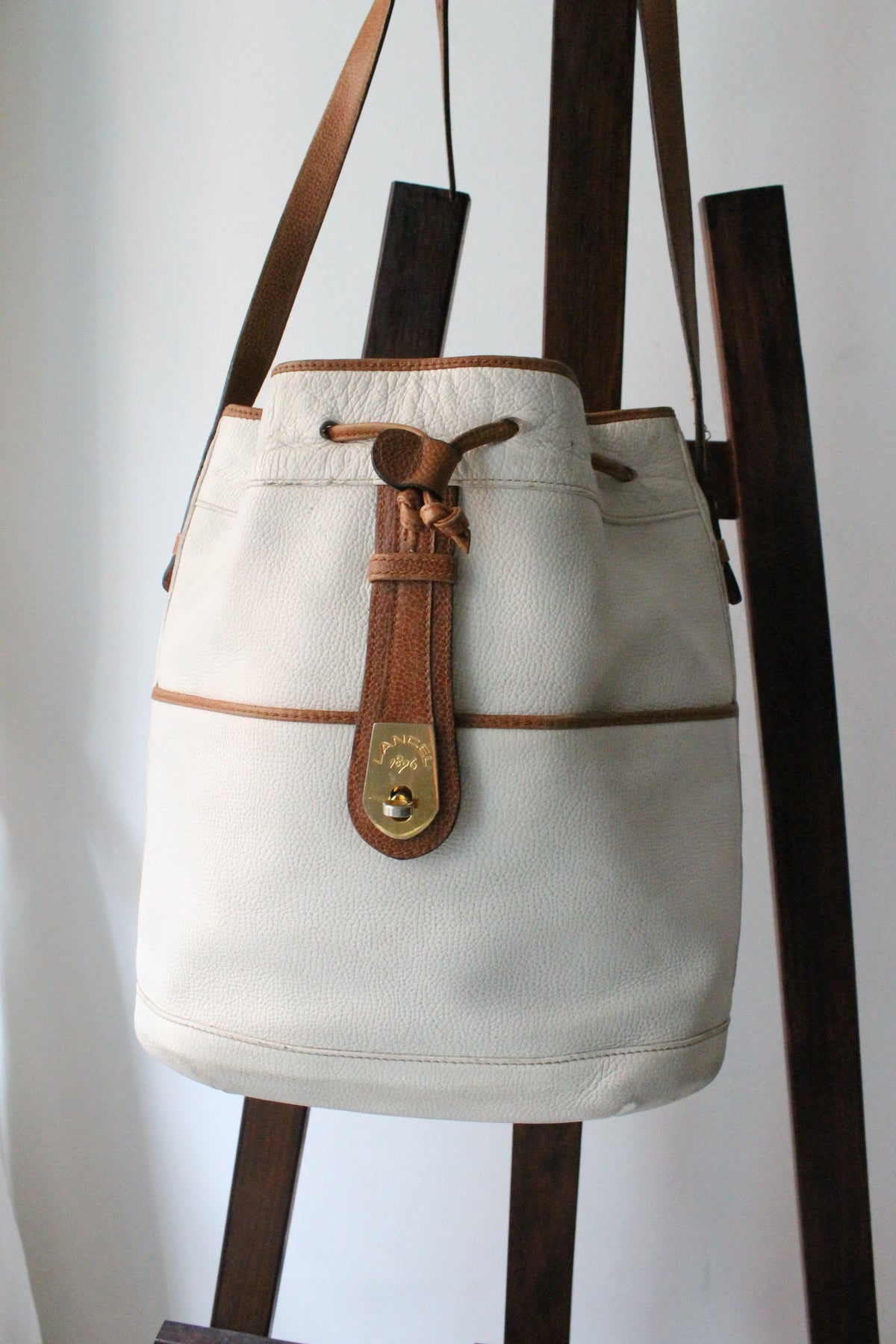 Sac à main Lancel modèle seau en cuir blanc et marron