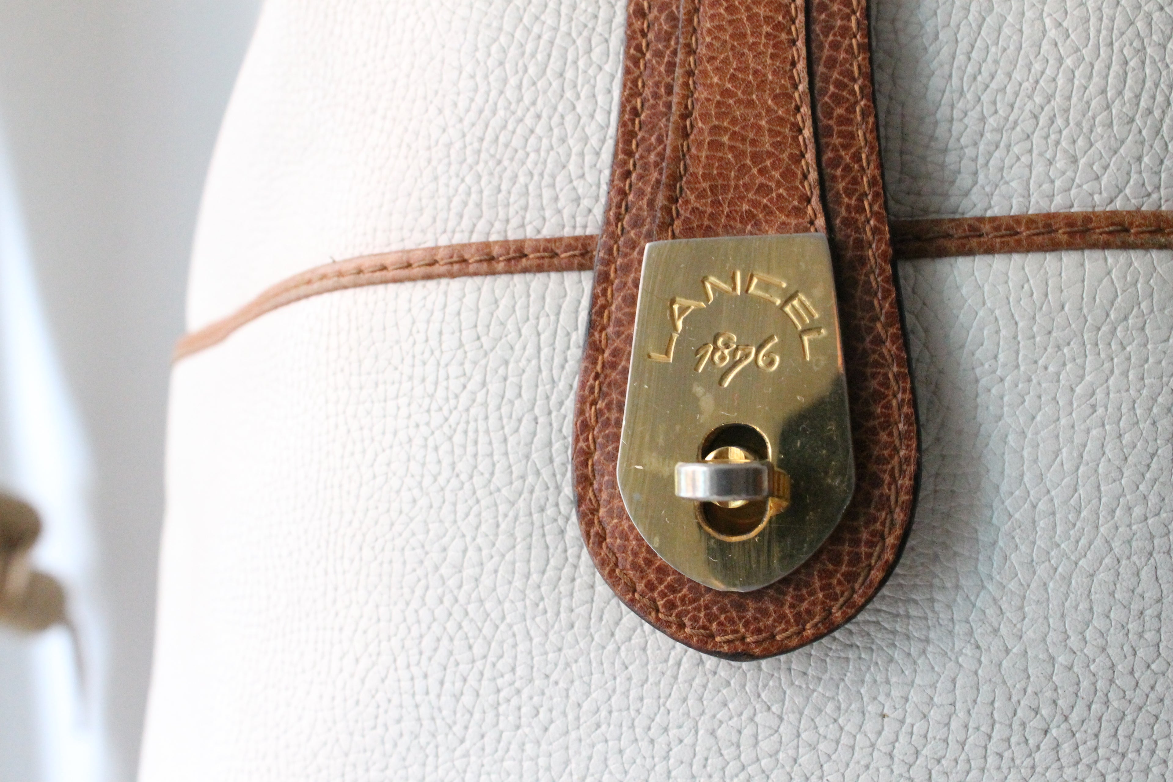Sac à main Lancel modèle seau en cuir blanc et marron