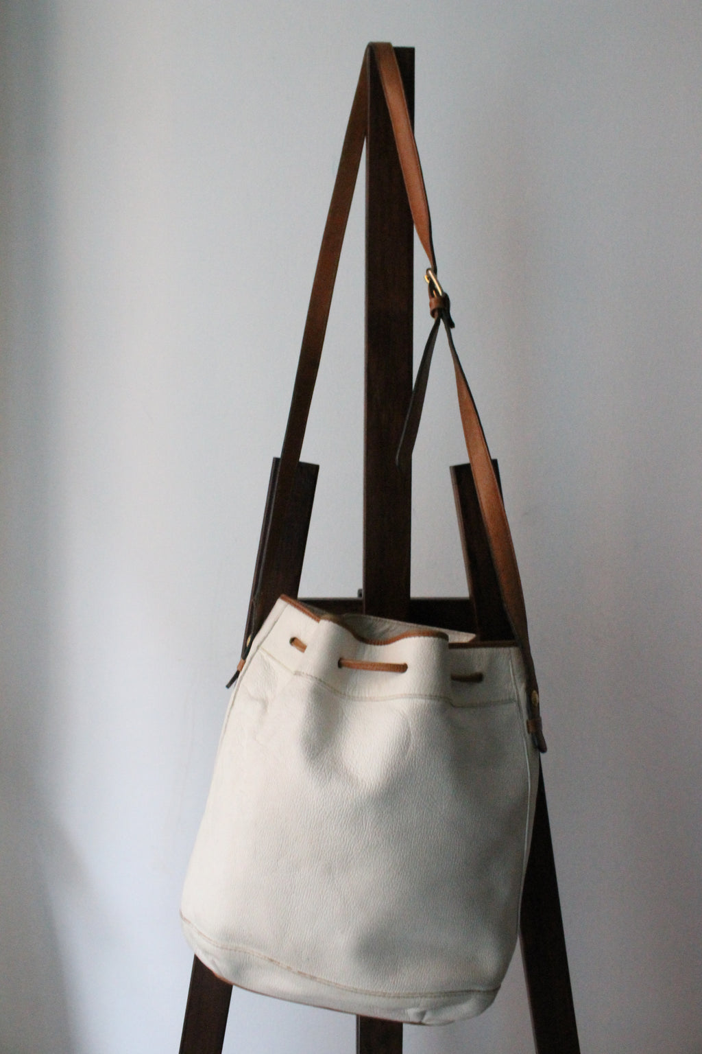 Sac à main Lancel modèle seau en cuir blanc et marron