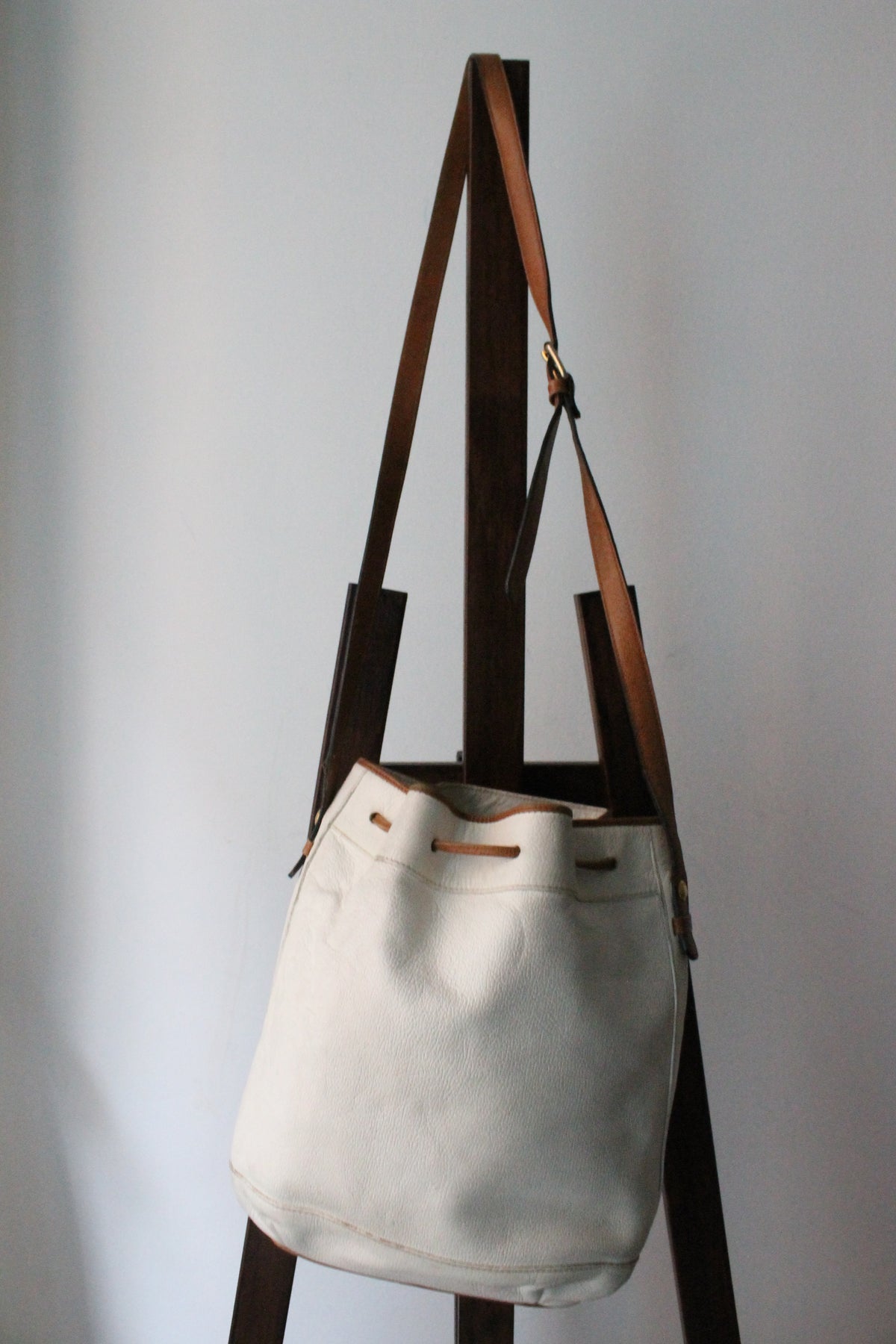 Sac à main Lancel modèle seau en cuir blanc et marron