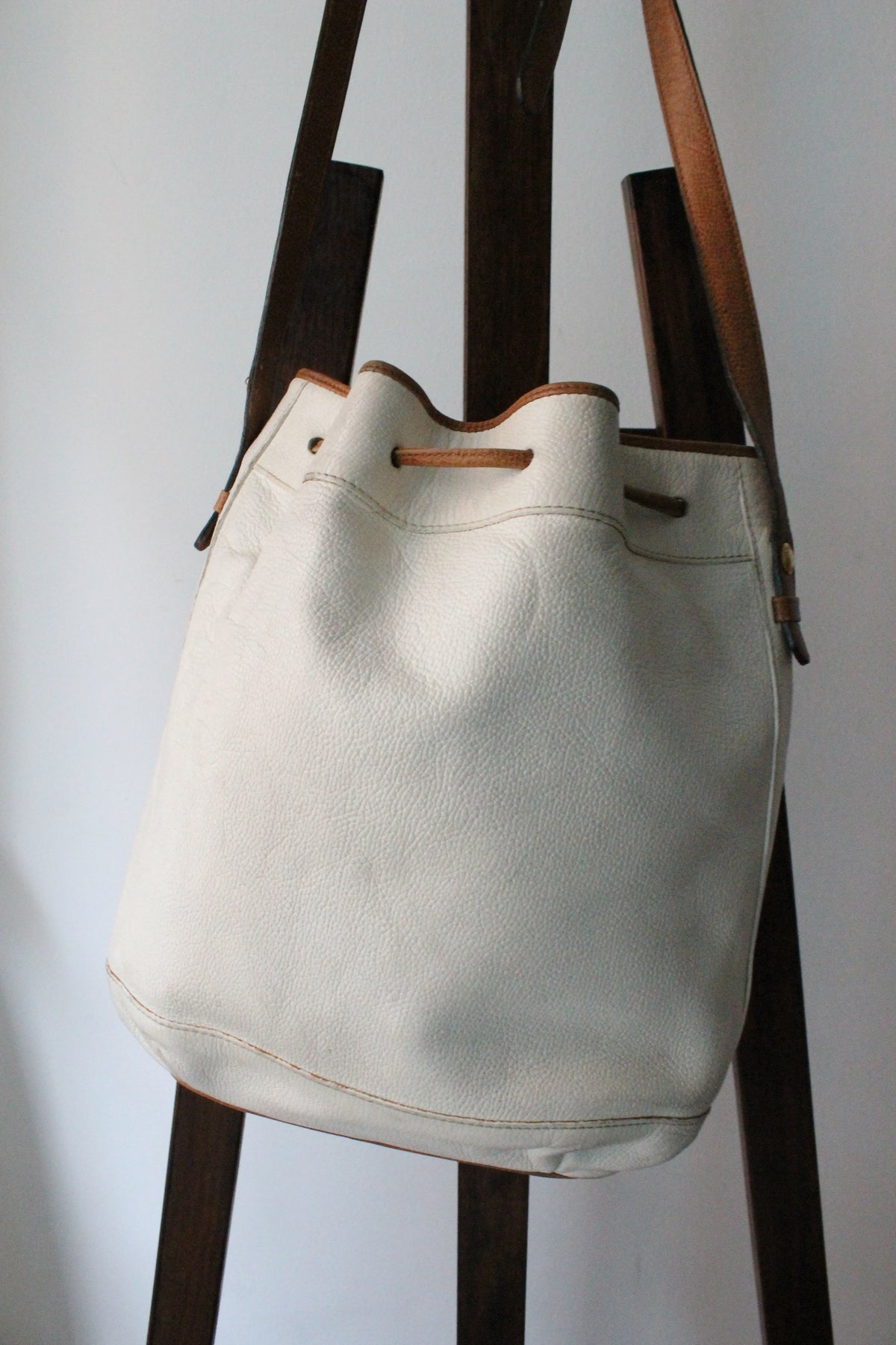 Sac à main Lancel modèle seau en cuir blanc et marron