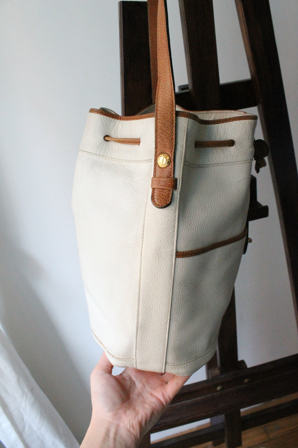Sac à main Lancel modèle seau en cuir blanc et marron