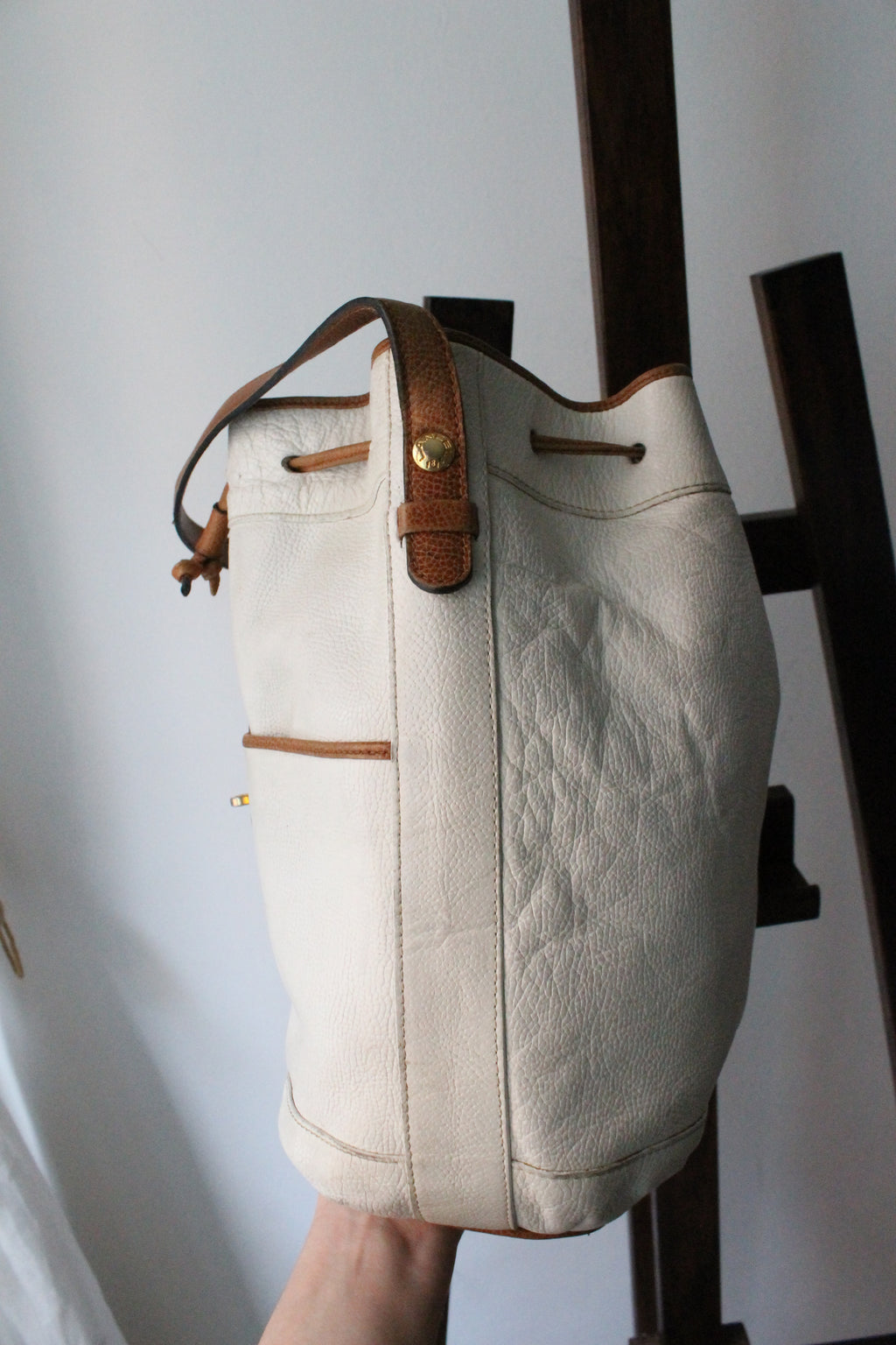 Sac à main Lancel modèle seau en cuir blanc et marron