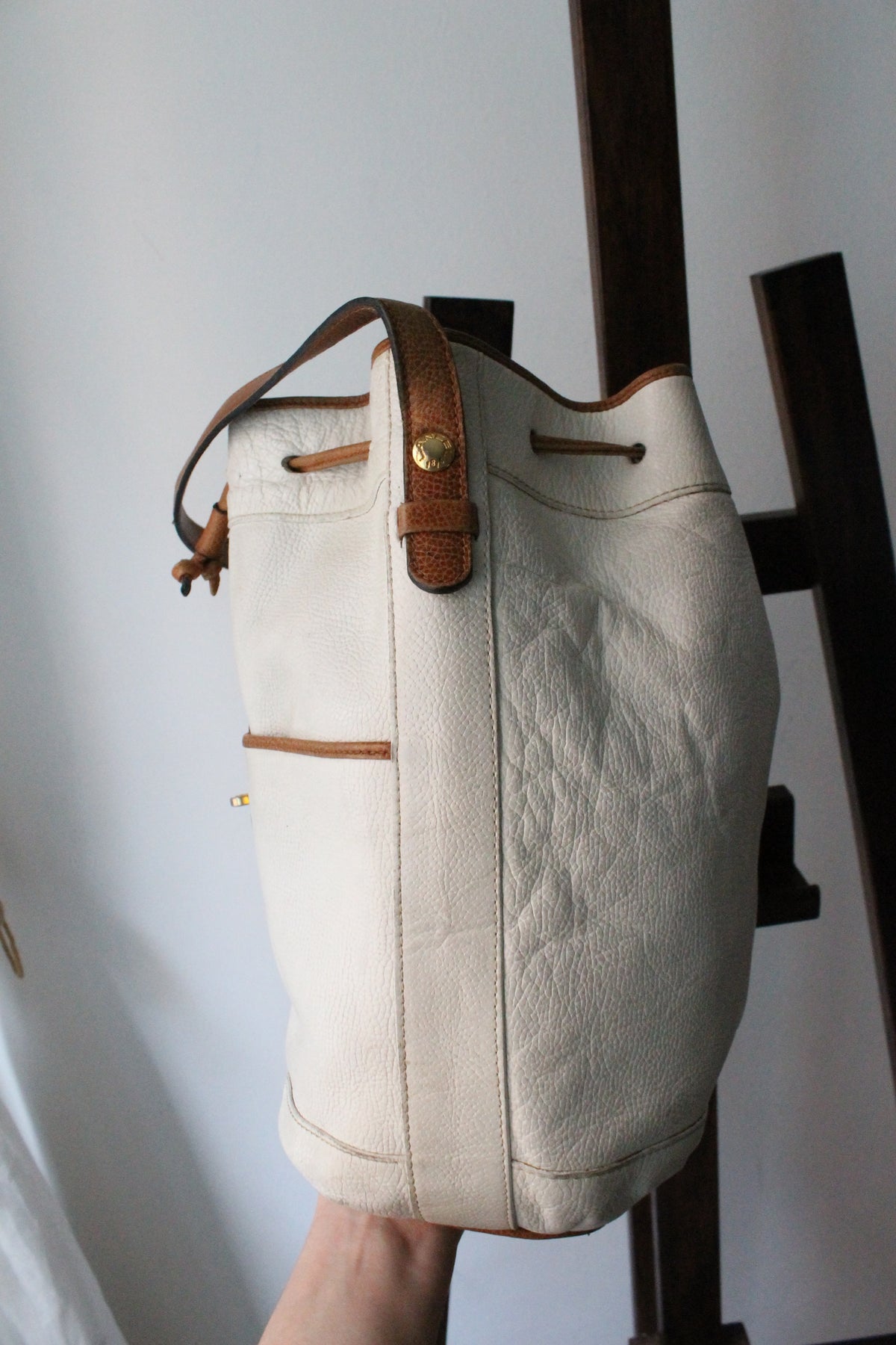 Sac à main Lancel modèle seau en cuir blanc et marron