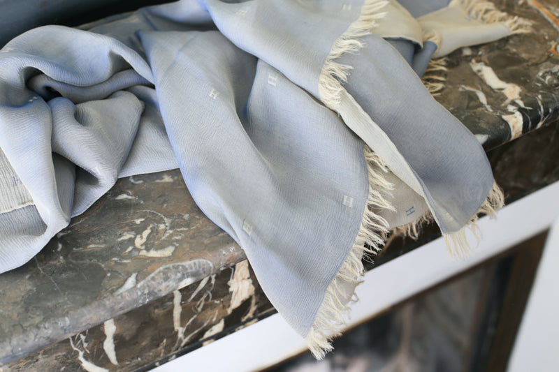 Étole Hermès en crêpe de soie double face monogrammée