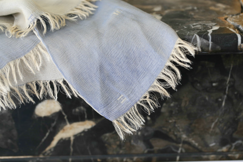 Étole Hermès en crêpe de soie double face monogrammée