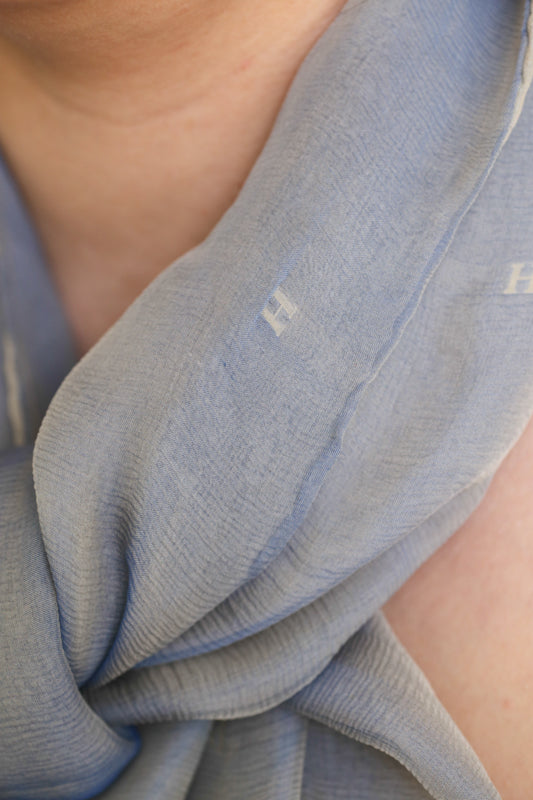 Étole Hermès en crêpe de soie double face monogrammée