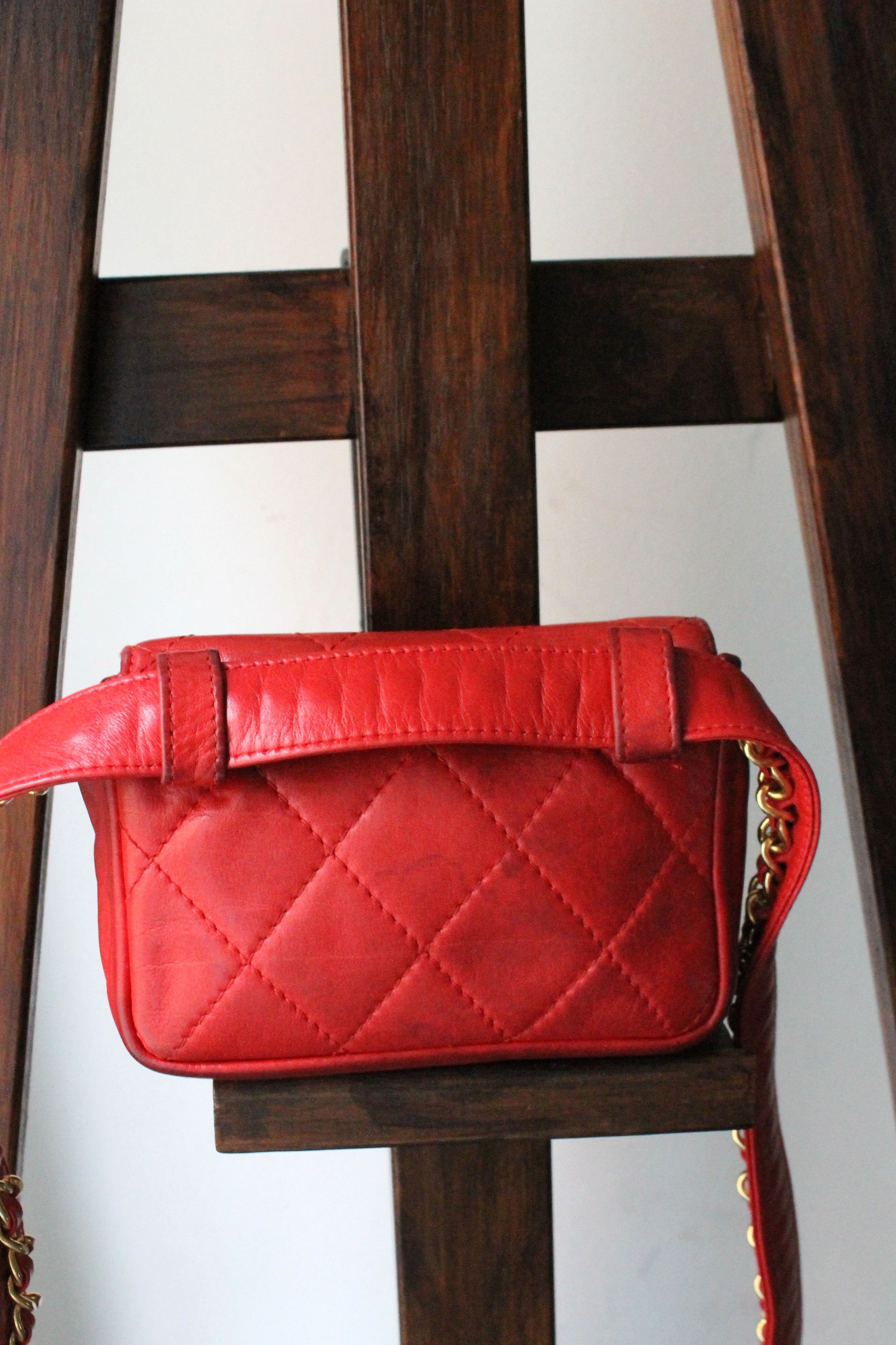 Chanel sac banane vintage en cuir rouge