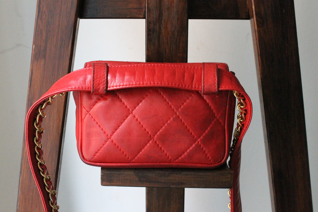 Chanel sac banane vintage en cuir rouge