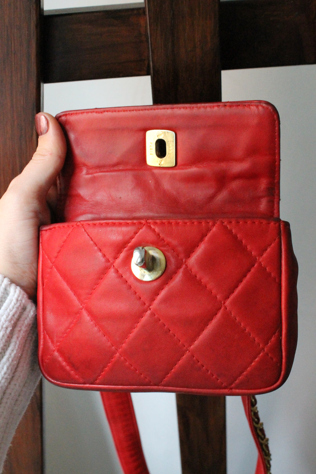 Chanel sac banane vintage en cuir rouge