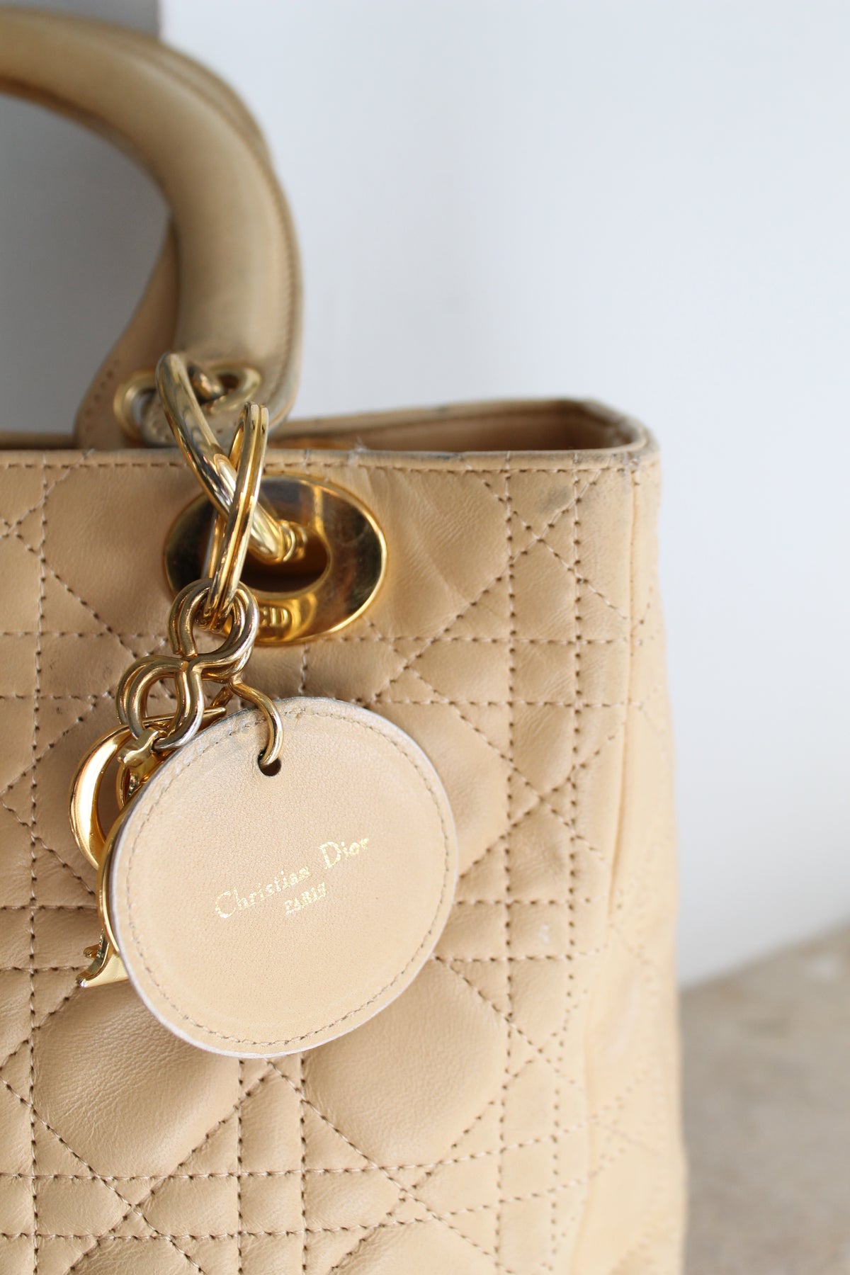 Dior sac à main lady Dior médium en cuir beige