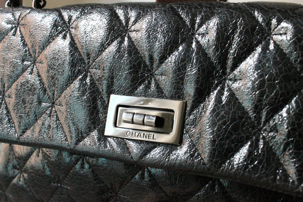 Chanel sac à main modèle 2.55 en cuir craquelé glacé