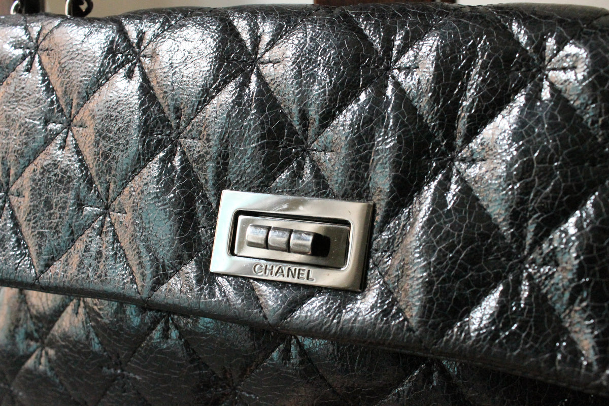 Chanel sac à main modèle 2.55 en cuir craquelé glacé