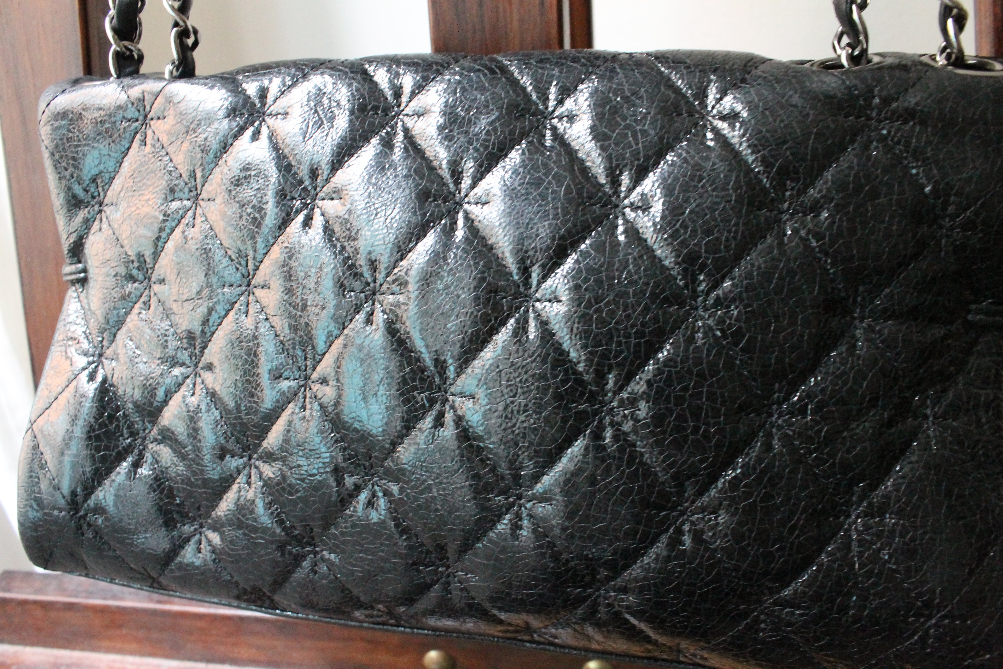 Chanel sac à main modèle 2.55 en cuir craquelé glacé
