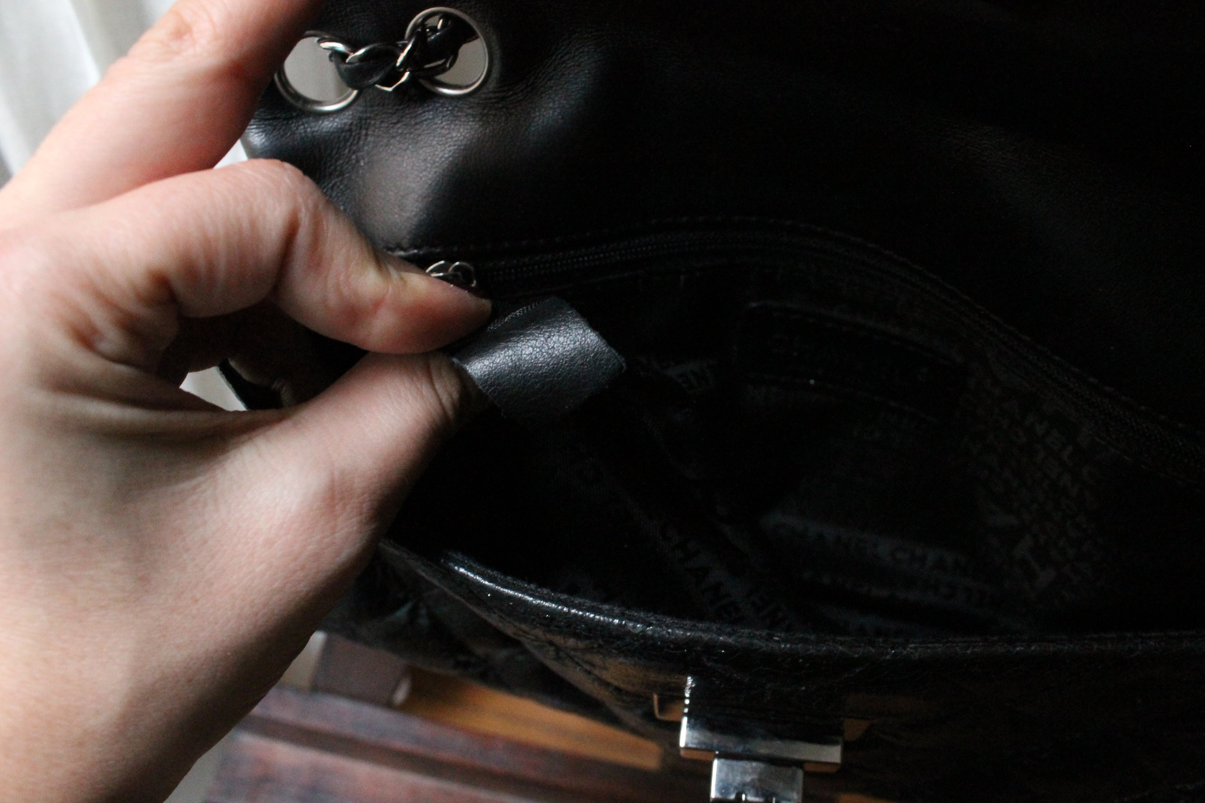Chanel sac à main modèle 2.55 en cuir craquelé glacé