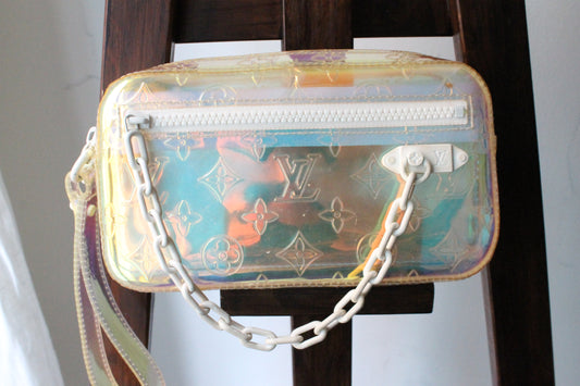 Louis Vuitton pochette Volga en PVC embossé Prism Monogram