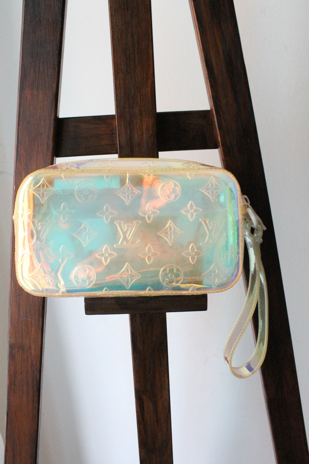 Louis Vuitton pochette Volga en PVC embossé Prism Monogram