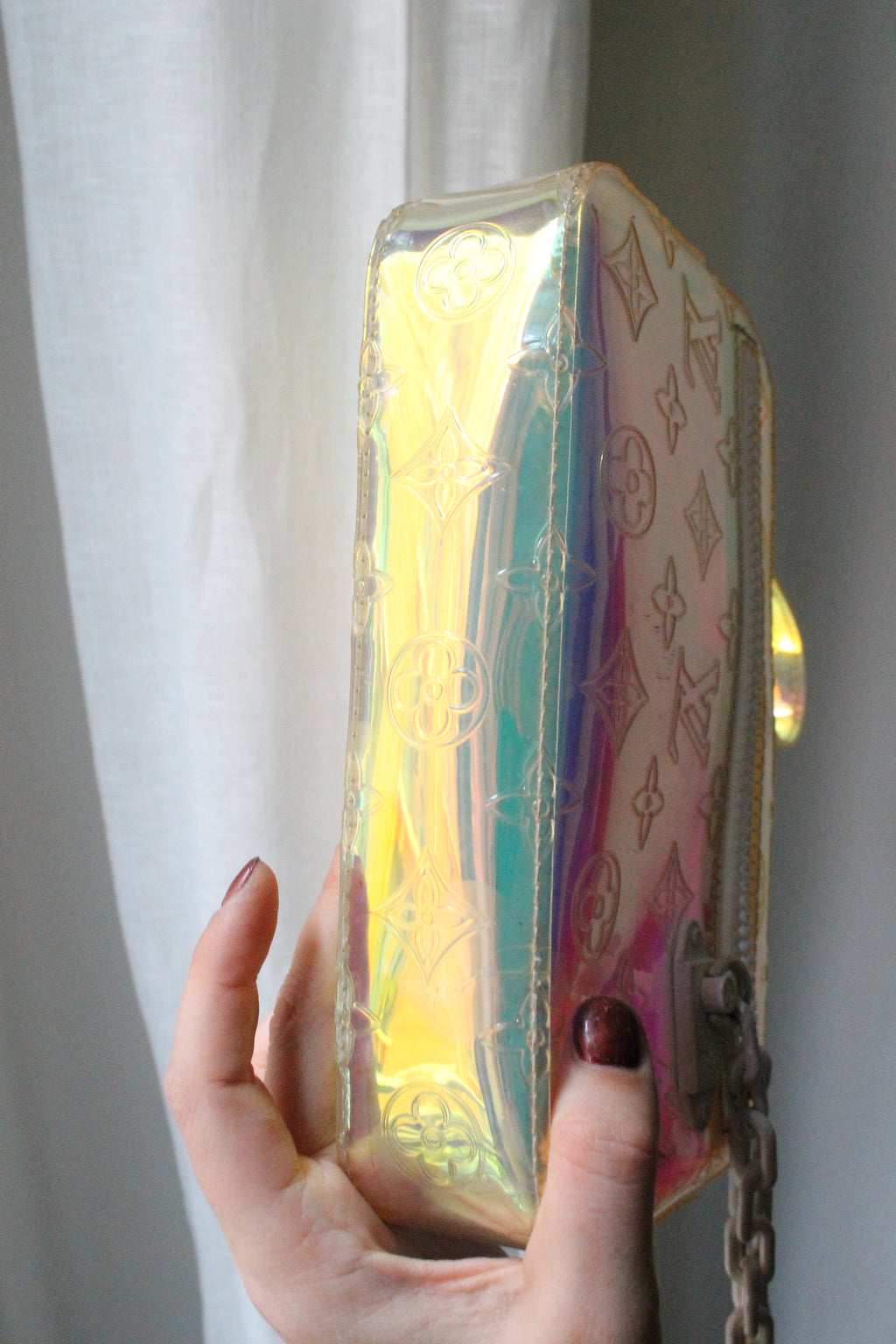 Louis Vuitton pochette Volga en PVC embossé Prism Monogram