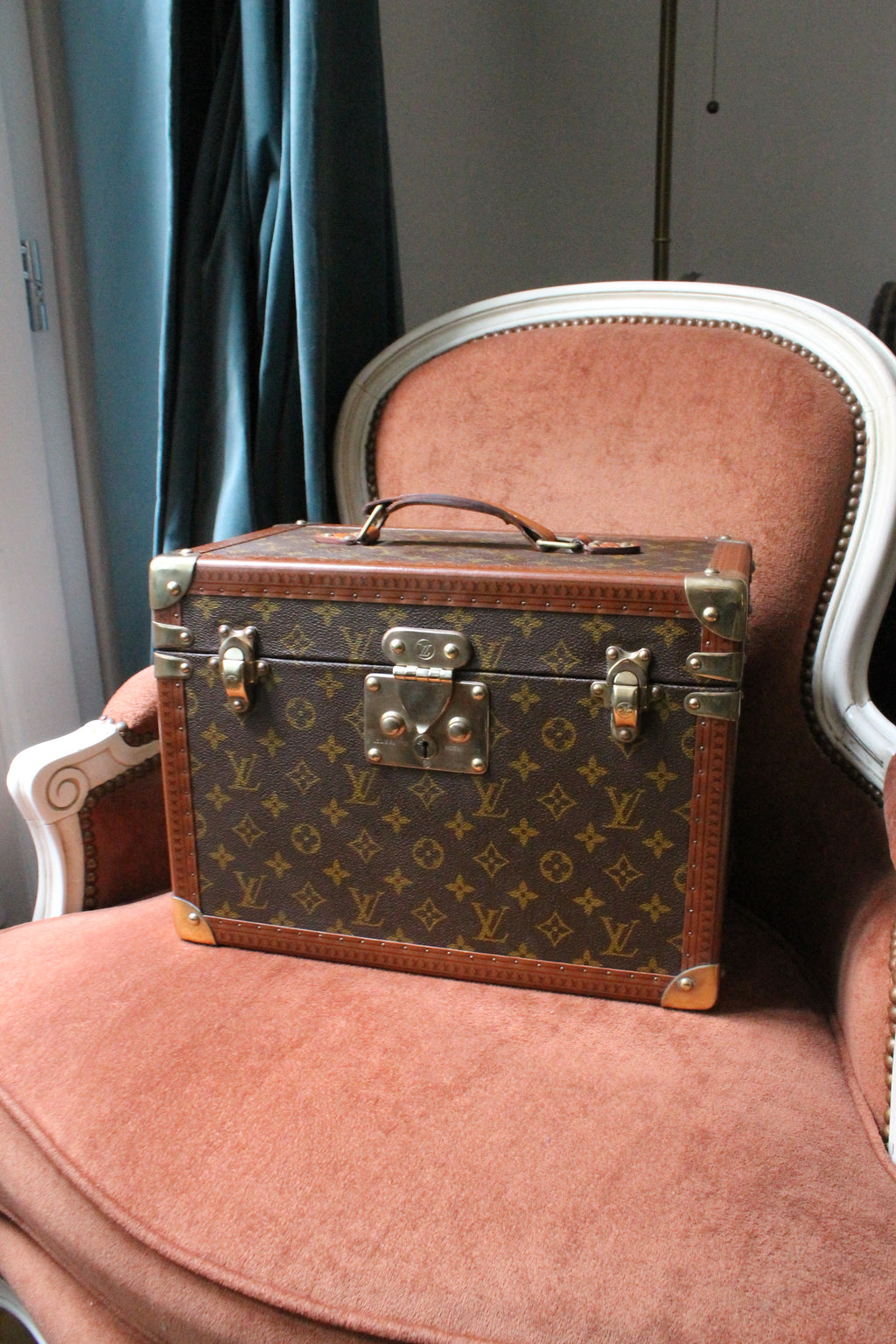 Louis Vuitton vanity en forme de malle en toile monogram
