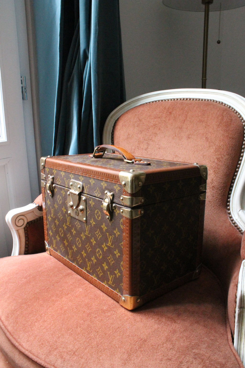 Louis Vuitton vanity en forme de malle en toile monogram