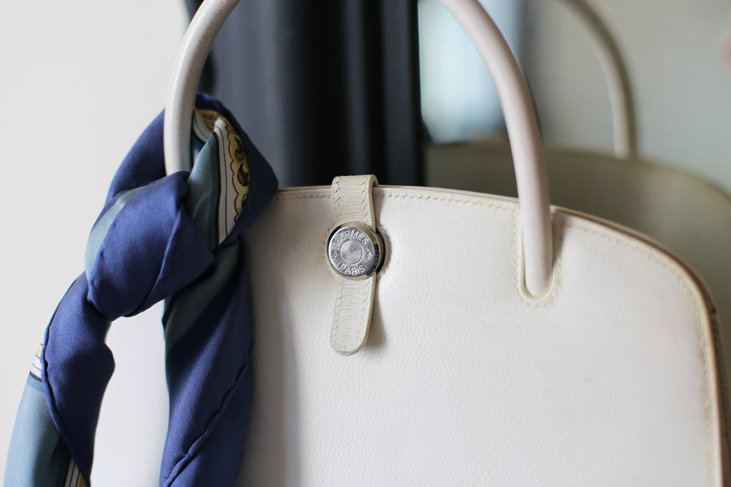 Sac à main Hermès modèle Dalvy en cuir grainé blanc