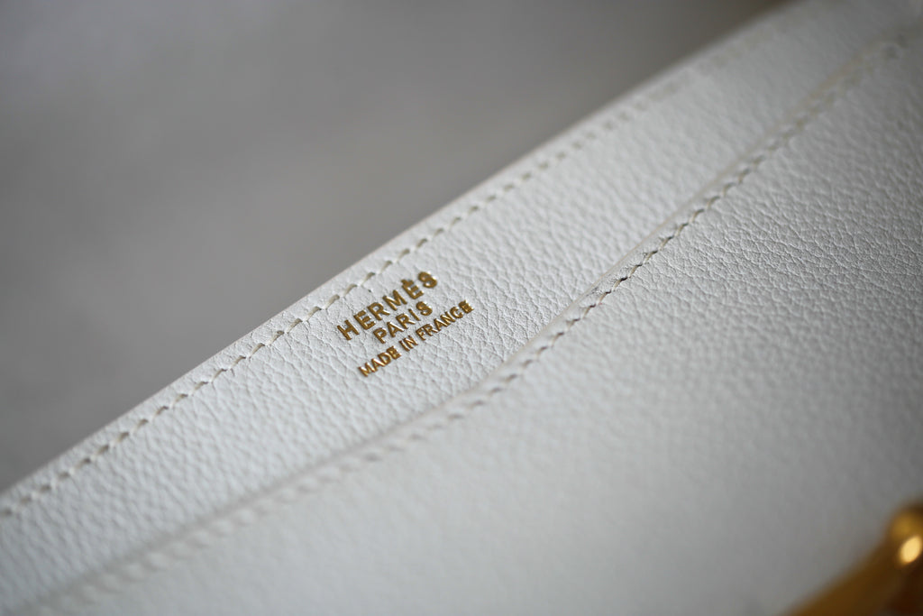 Sac à main Hermès modèle Odéon en cuir blanc et garniture plaquée or
