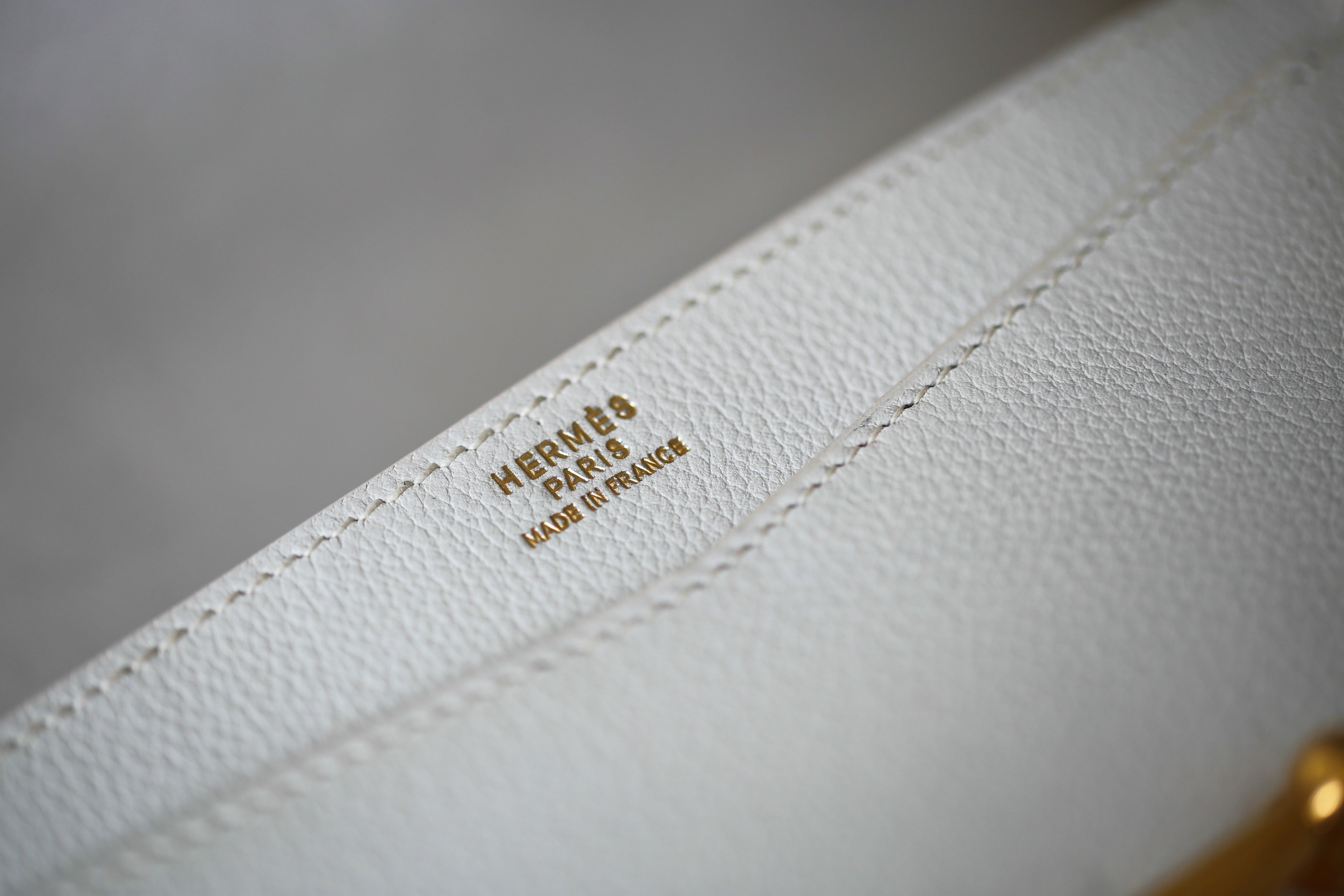Sac à main Hermès modèle Odéon en cuir blanc et garniture plaquée or