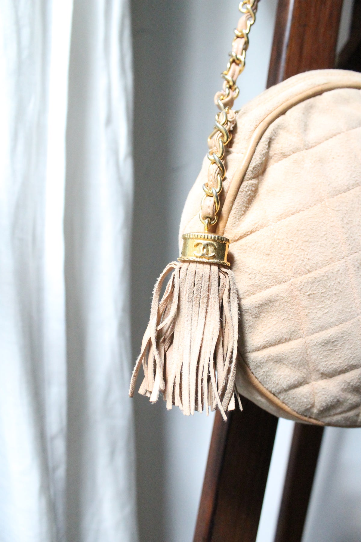 Chanel sac rond en daim rose poudré