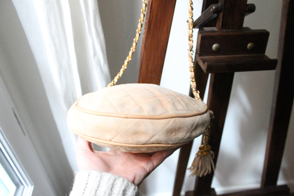 Chanel sac rond en daim rose poudré