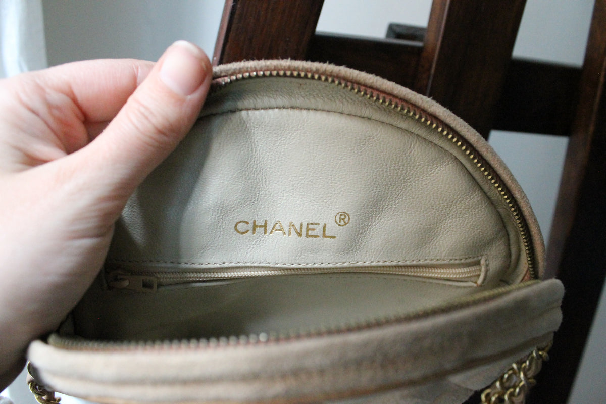 Chanel sac rond en daim rose poudré