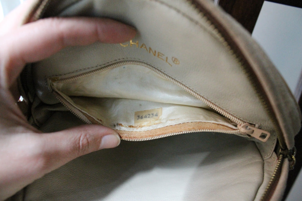Chanel sac rond en daim rose poudré