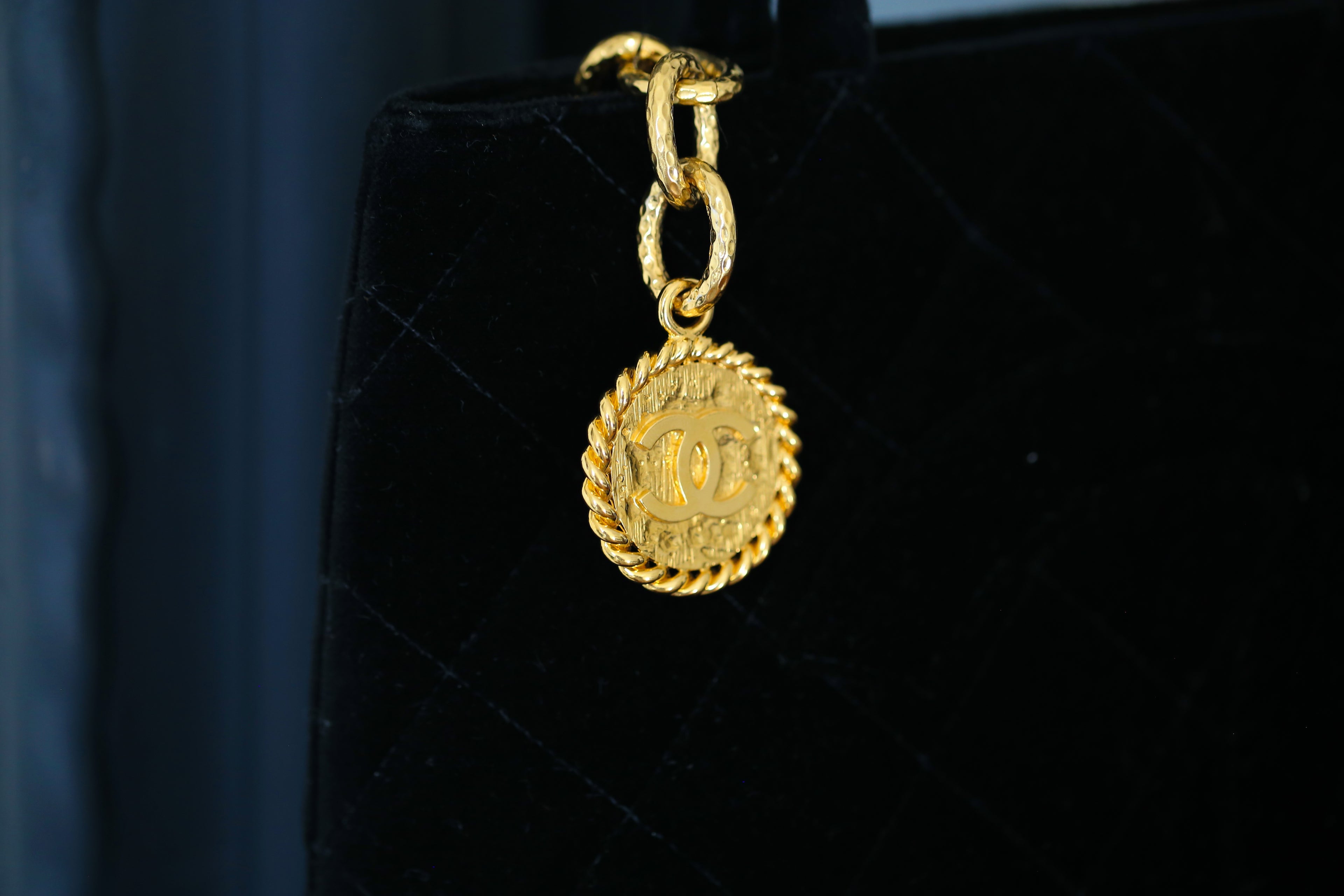 Chanel sac à main modèle Médaillon en velours matelassé noir