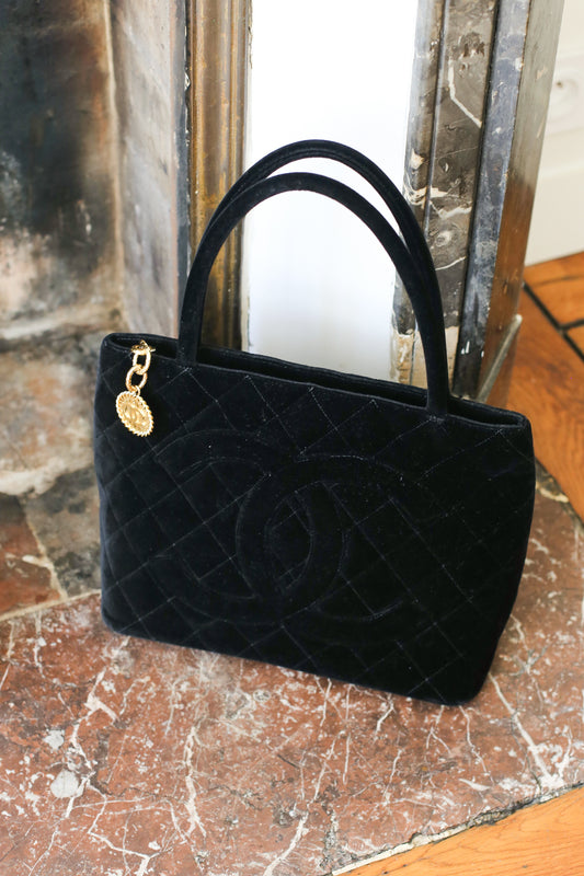 Chanel sac à main modèle Médaillon en velours matelassé noir