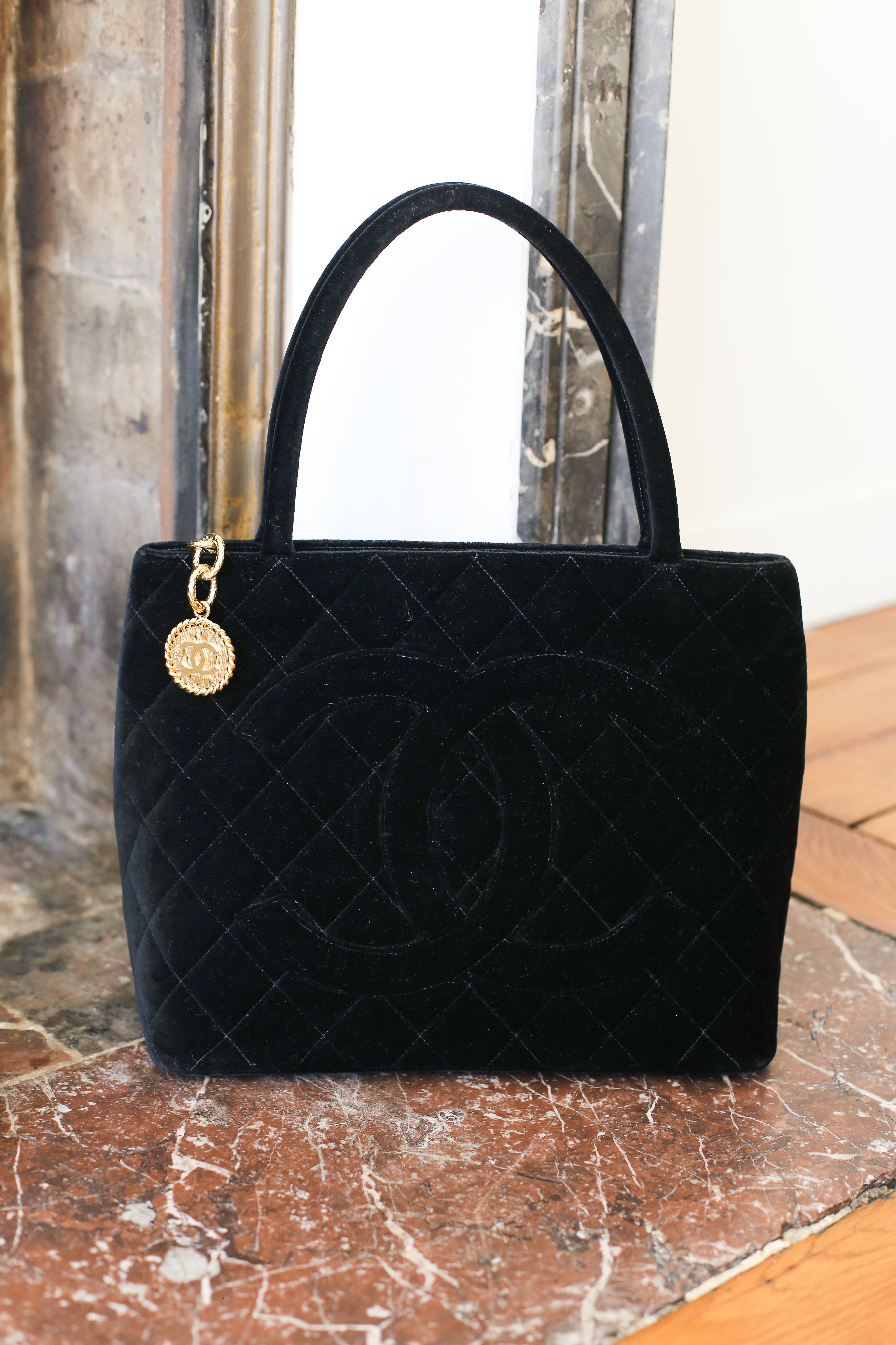 Chanel sac à main modèle Médaillon en velours matelassé noir