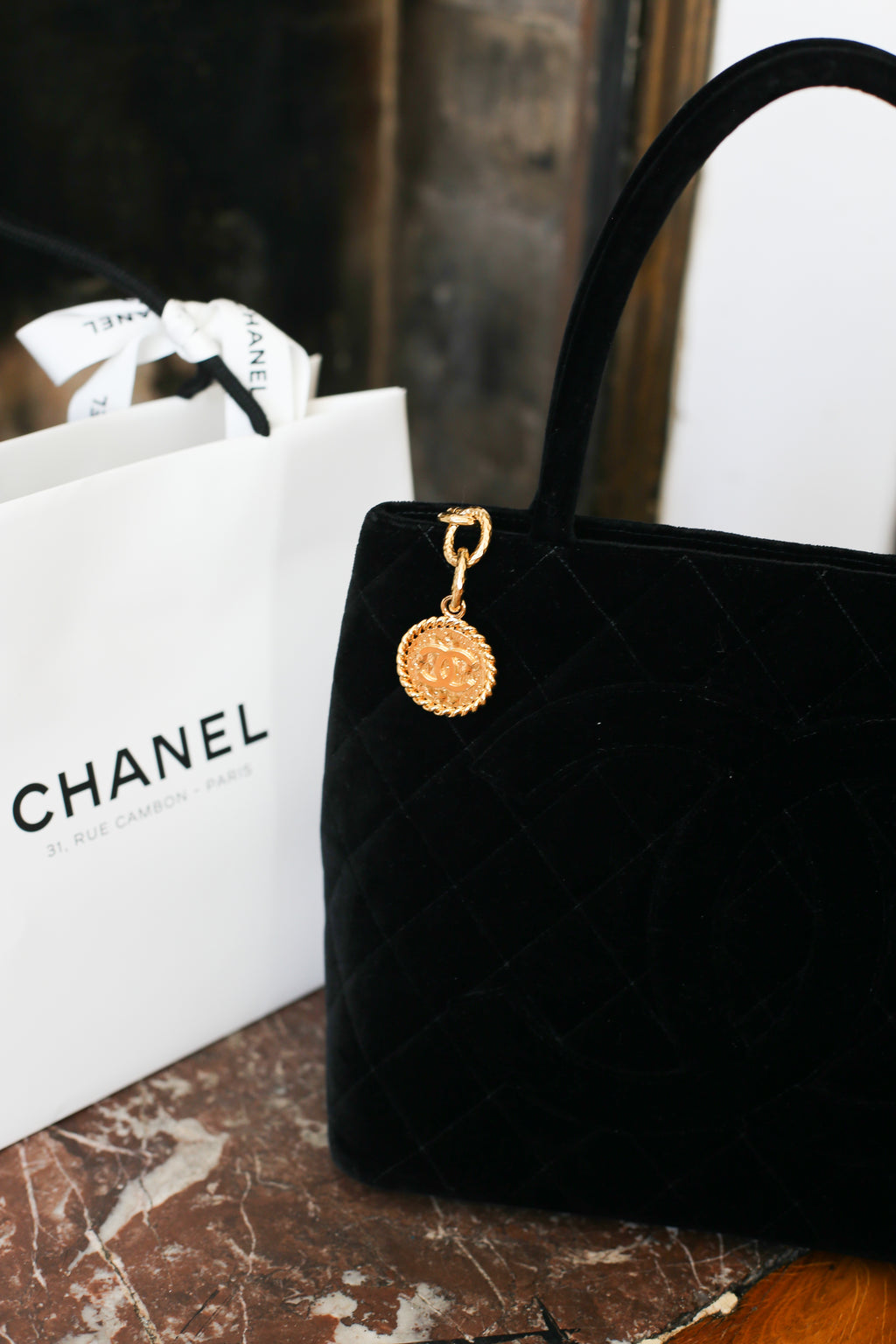 Chanel sac à main modèle Médaillon en velours matelassé noir