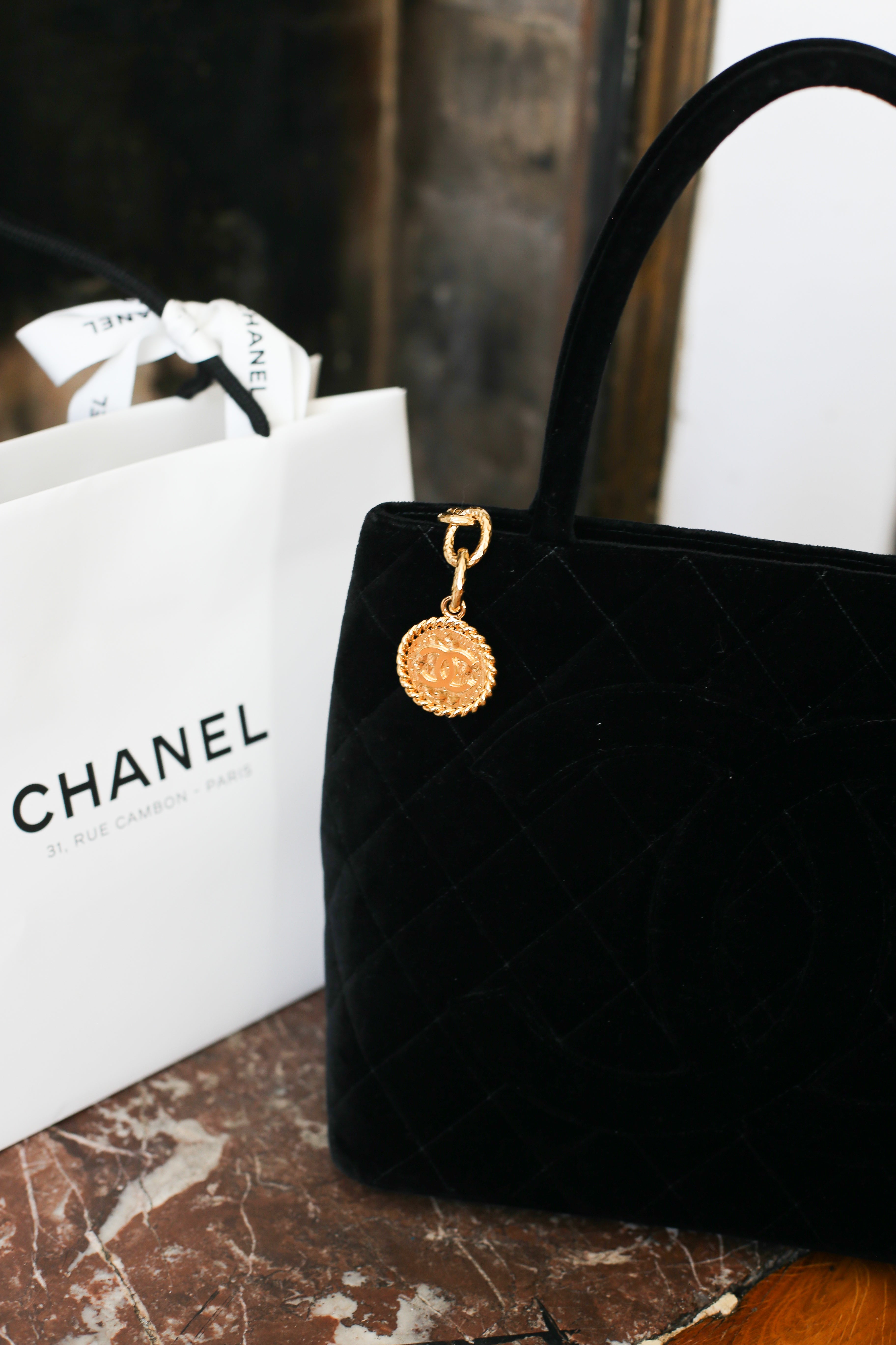 Chanel sac à main modèle Médaillon en velours matelassé noir