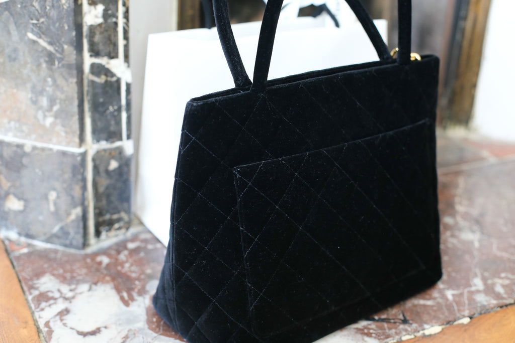 Chanel sac à main modèle Médaillon en velours matelassé noir