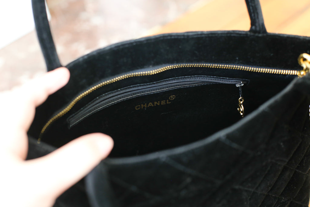 Chanel sac à main modèle Médaillon en velours matelassé noir