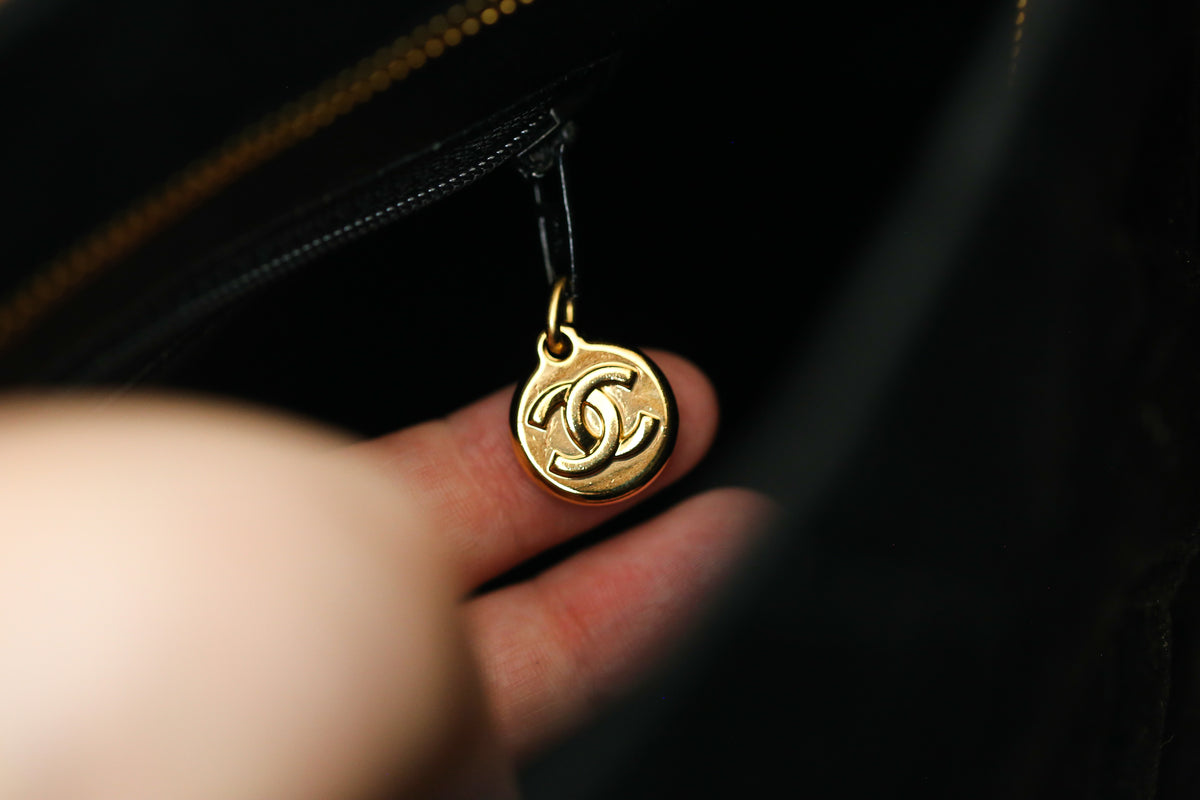 Chanel sac à main modèle Médaillon en velours matelassé noir