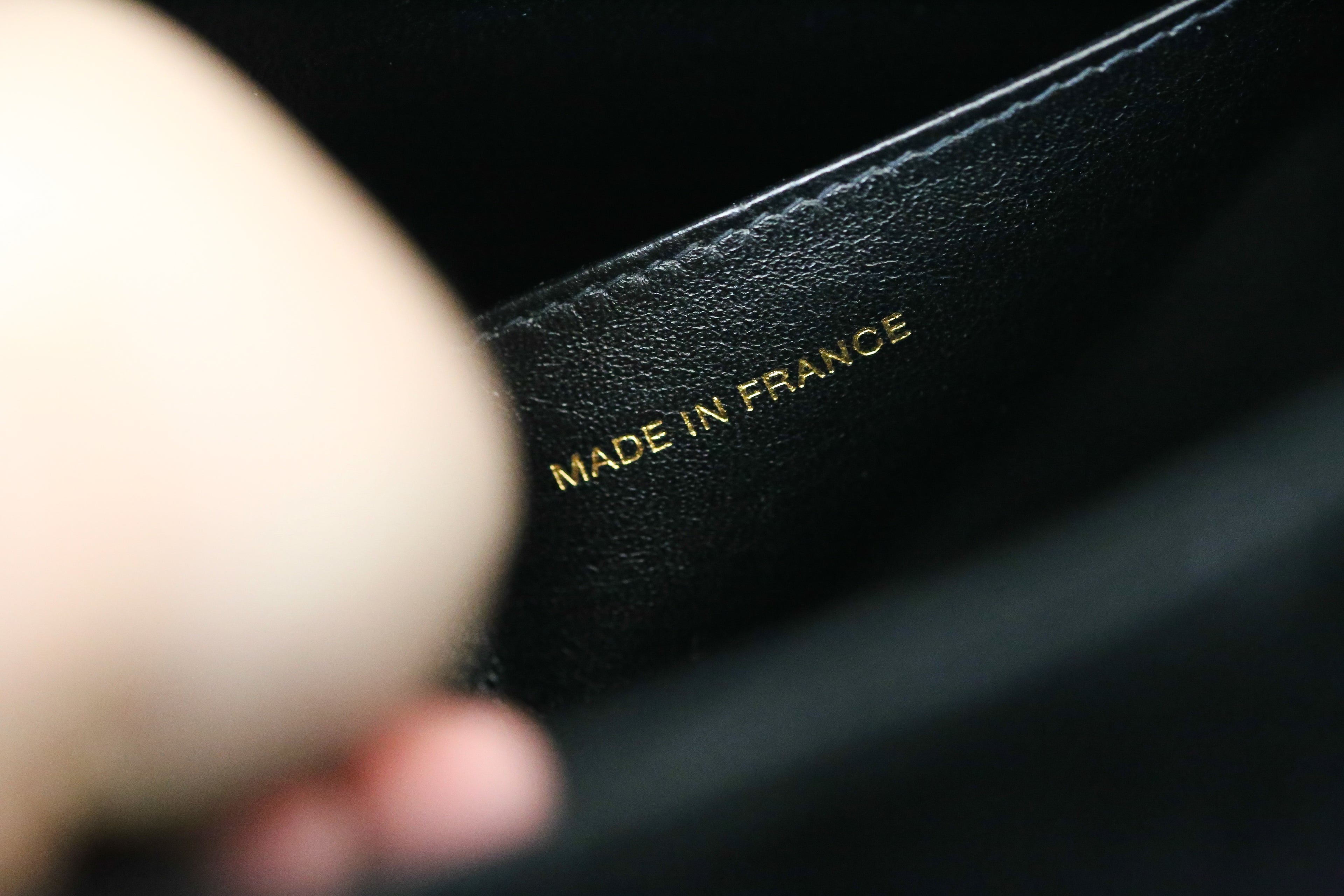 Chanel sac à main modèle Médaillon en velours matelassé noir