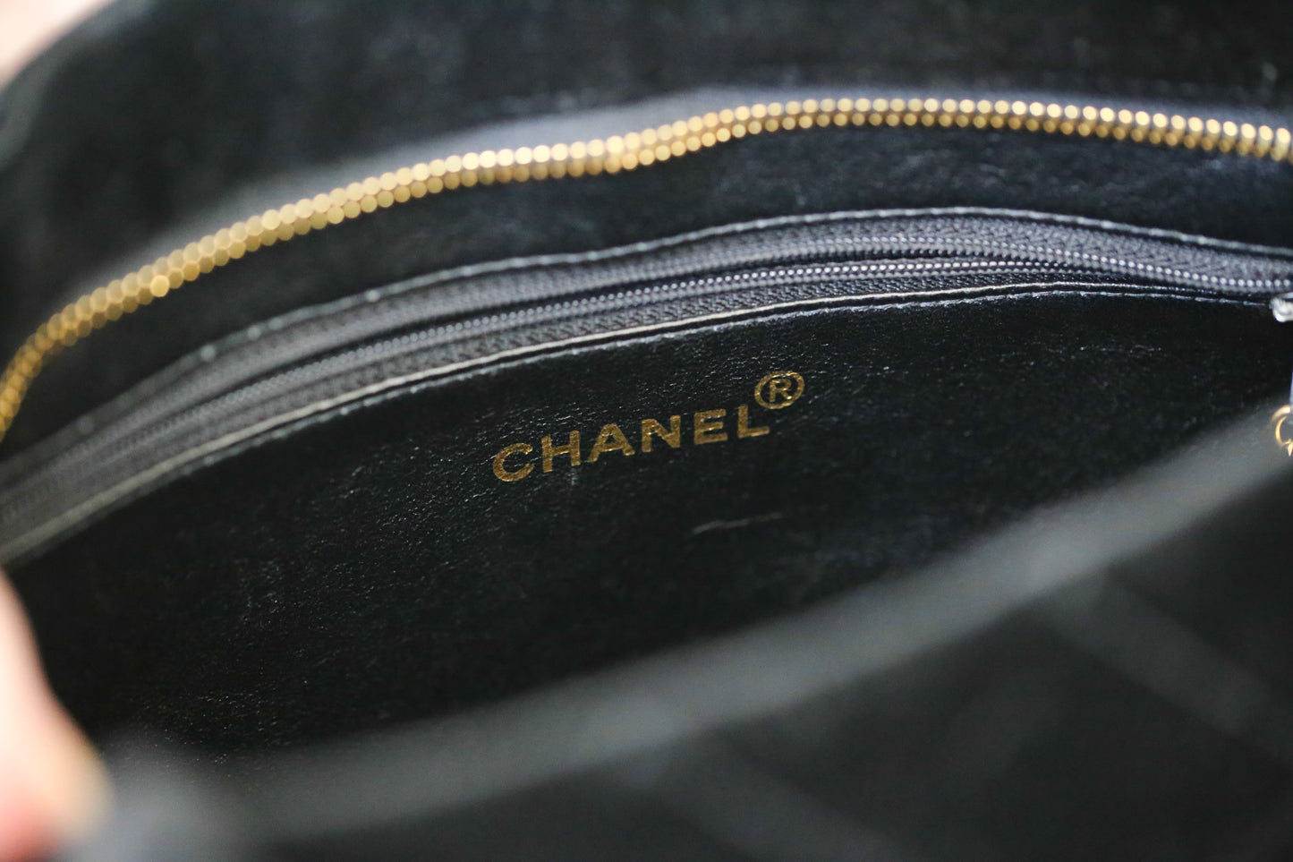 Chanel sac à main modèle Médaillon en velours matelassé noir