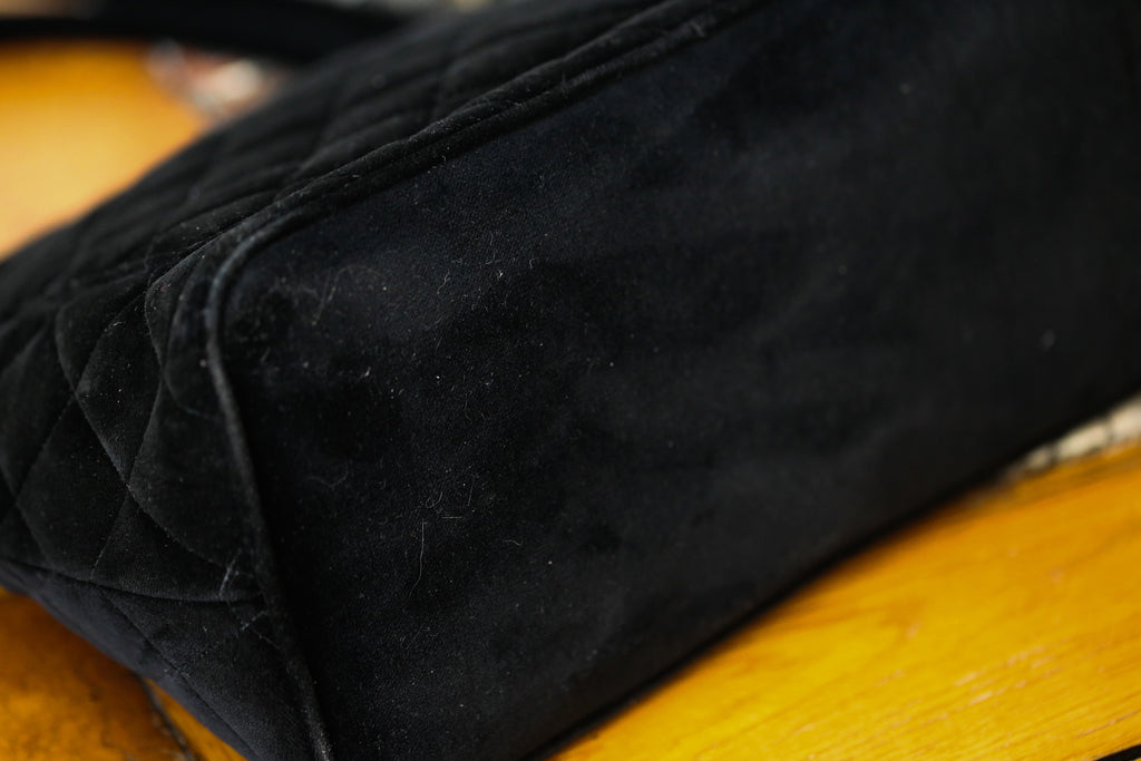 Chanel sac à main modèle Médaillon en velours matelassé noir